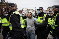 لندن.. الشرطة تشتبك مع متظاهرين ضد الإغلاق وتعتقل 30 