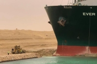100 سفينة تنتظر.. النفط يرتفع 2.1% بسبب تعطل الملاحة في قناة السويس