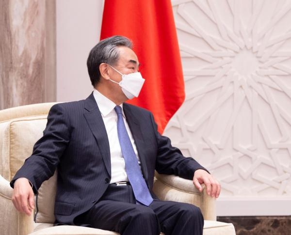 ولي العهد يبحث المستجدات الإقليمية والدولية مع وزير خارجية الصين