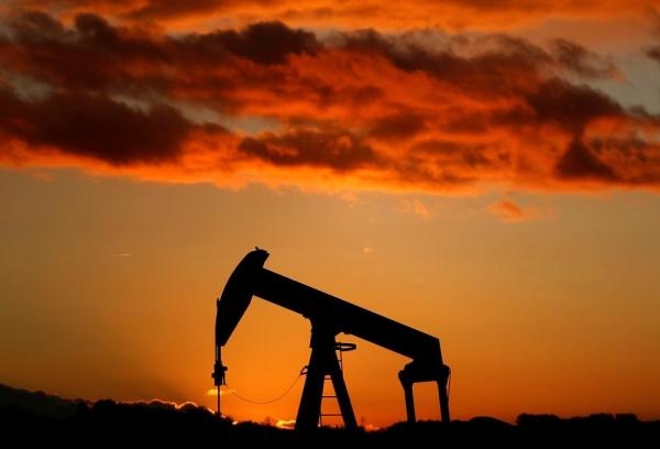 النفط يتراجع مع إعادة فتح قناة السويس وارتفاع الدولار