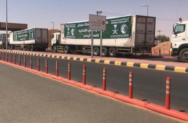 13 شاحنة تعبر منفذ الوديعة لمحافظات يمنية