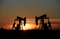 استقرار أسعار النفط وسط تراجع الدولار