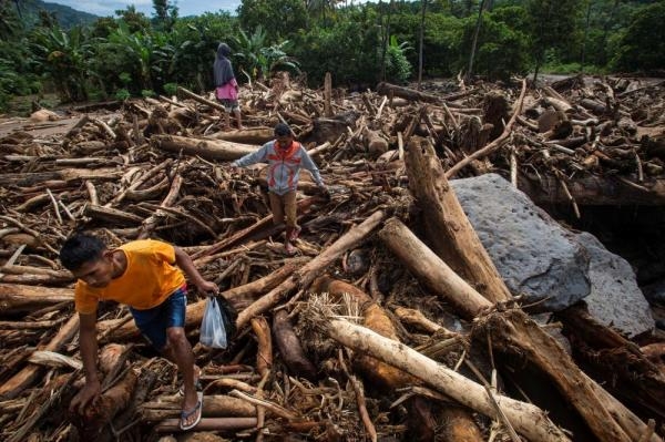 165 قتيلاً في حصيلة جديدة لضحايا فيضانات إندونيسيا