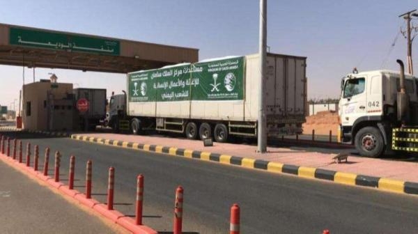 12 شاحنة إغاثية تعبر منفذ الوديعة إلى اليمن