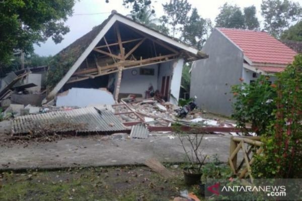 زلزال بقوة 5.5 يضرب جزيرة جاوة الإندونيسية