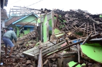 مصرع 8 أشخاص وإصابة 39 في زلزال غرب إندونيسيا