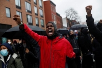 احتجاجات في أمريكا بعد مقتل رجل أسود برصاص شرطية
