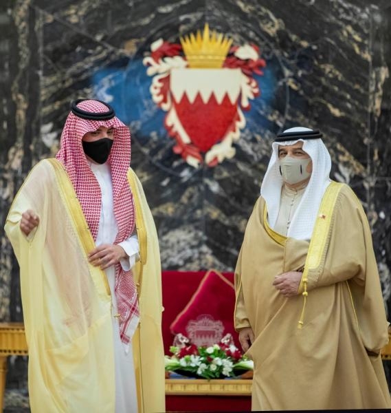 وزير الداخلية ينقل تحيات القيادة إلى ملك البحرين