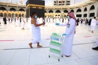 توزيع 200 ألف عبوة «ماء زمزم» بالمسجد الحرام يومياً