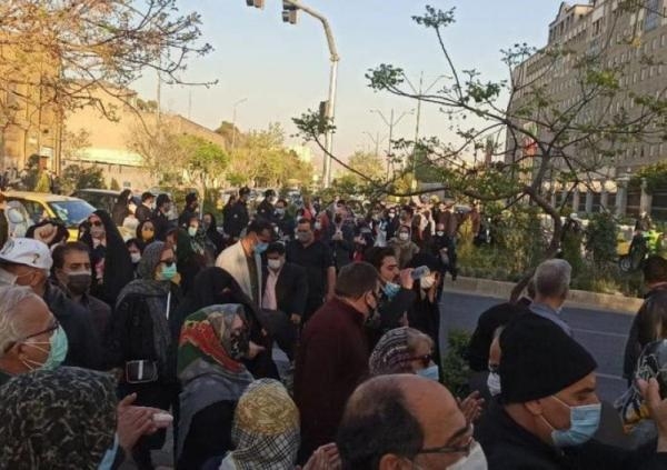 محتجون يهتفون أمام البرلمان الإيراني: حكومتنا الجاهلة عار علينا
