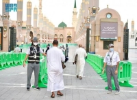 صور.. متطوعو «المسجد النبوي» يتفانون في خدمة الزوار