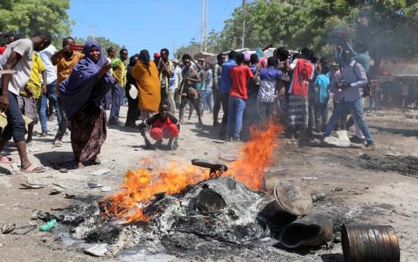 بعد اشتباكات وانقسامات.. الرئيس الصومالي يتراجع عن تمديد فترته