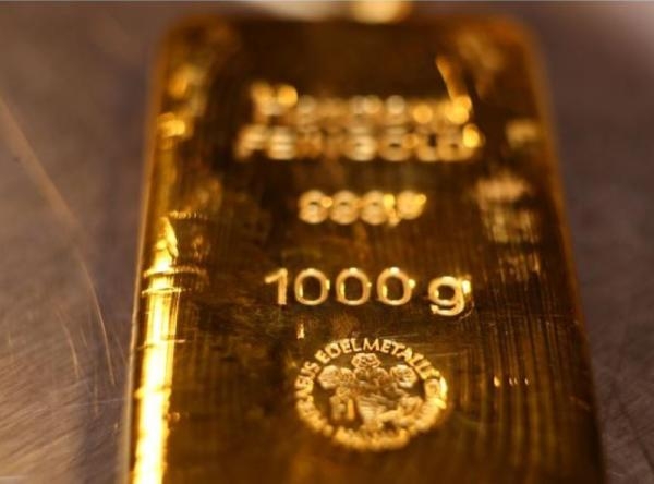 الذهب يقفز 1% مدعومًا بتراجع الدولار