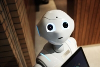 دراسة : البشر يتفاعلون بإيجابية عند ملامسة الروبوتات