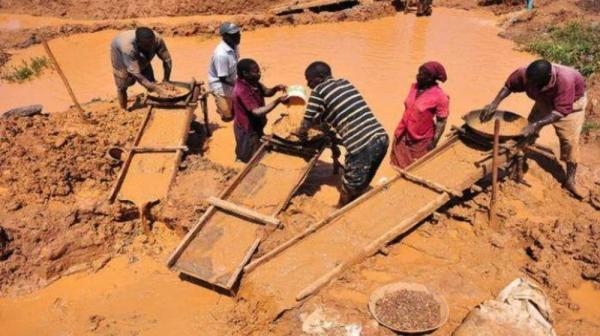 مصرع 15 شخصا جراء انهيار منجم ذهب في غينيا