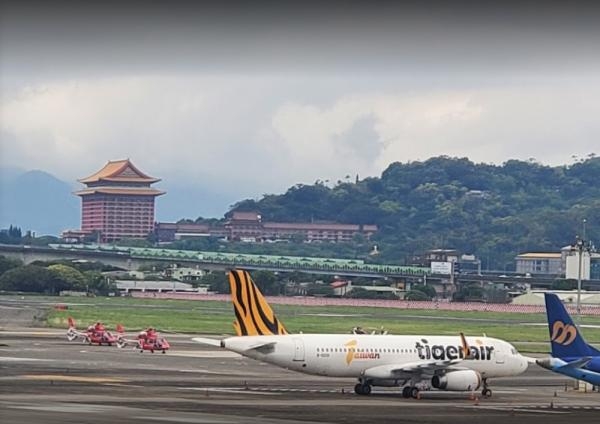 هبوط اضطراري لطائرة ركاب يغلق مطار تايبيه