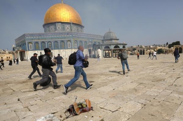 مواجهات بين الفلسطينيين وقوات الحتلال قرب المسجد الأقصى (رويترز)