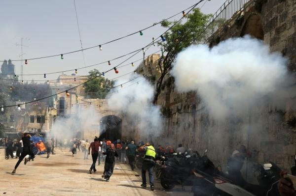 إصابة مئات الفلسطينيين في مواجهات «الأقصى».. وقوات الاحتلال تقتحم «قبة الصخرة»