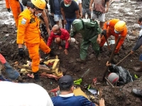 انهيار أرضي يودي بحياة 7 أشخاص في سومطرة الغربية
