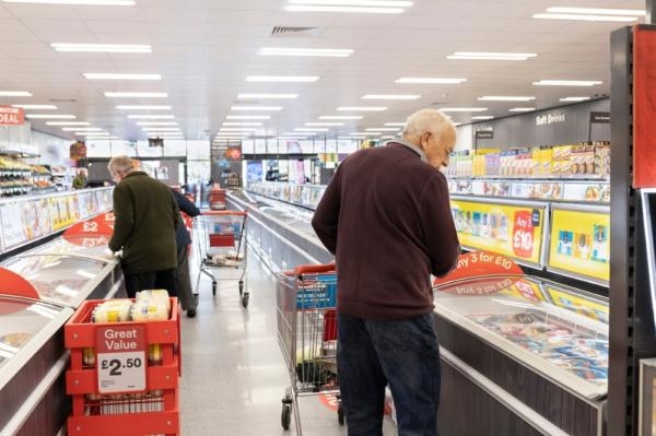 مبيعات التجزئة ترتفع في المملكة المتحدة بسبب إعادة فتح المتاجر