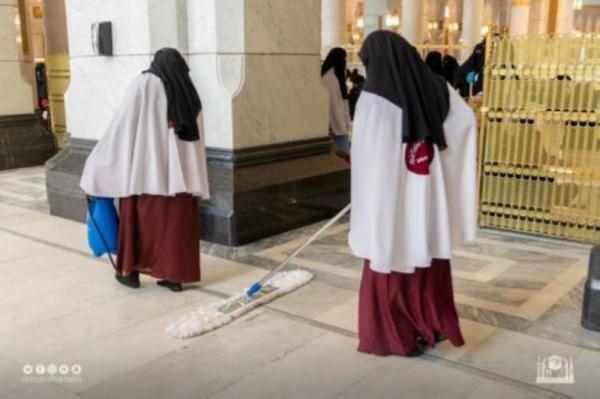 تعقيم وتنظيف مصليات النساء بالمسجد الحرام استعدادًا لصلاة العيد