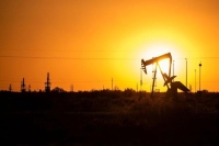 النفط يتراجع عن ذروة 8 أسابيع مع تفاقم الجائحة في الهند