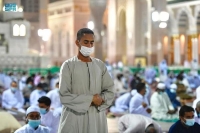 بالصور .. المصلون يؤدون صلاة العيد في المسجد النبوي وسط اجراءات احترازية