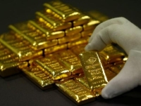 الذهب يرتفع إلى ذروة 4 شهور مع نزول الدولار