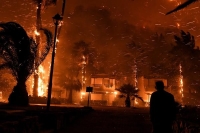 اليونان ..إخلاء 6 قرى بسبب حرائق الغابات