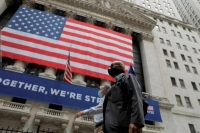 الأسهم الأمريكية تغلق على تباين إثر بيانات إيجابية