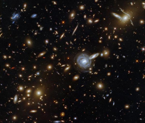 هابل يلتقط صورة متلألئة من المجرات