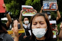 متظاهرو ميانمار يواصلون تصديهم للانقلاب