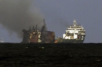 سحب السفينة السنغافورية المحترقة بعد غرق جزء منها