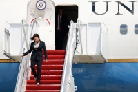 أزمة تواجه نائبة الرئيس الأمريكي في أول رحلة خارجية