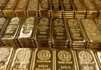 الذهب ينخفض والدولار يرتفع مع تراجع الرهانات الكبيرة