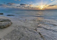 شاطئ «الدرر».. وجهة عشاق الطبيعة الحالمة