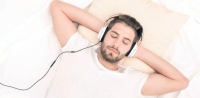 موسيقى قبل النوم تصيب بـ«ديدان الأذن»