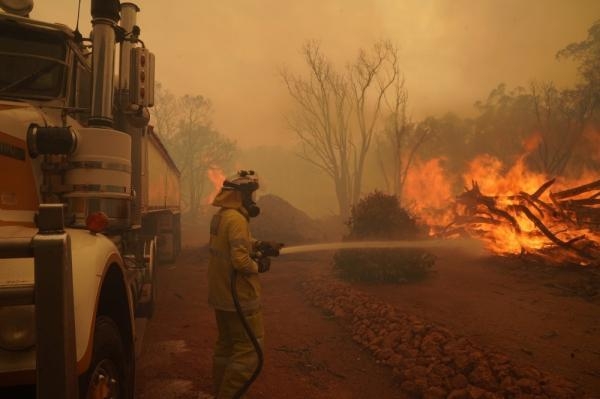 الحرائق تجلي سكان إحدى مناطق جبال كاليفورنيا