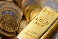 الذهب ينخفض وسط التوقعات بتراجع تشاؤم الاحتياطي الفيدرالي