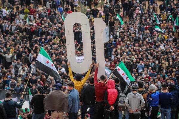 
مظاهرة حاشدة نُظمت في إدلب لإحياء الذكرى العاشرة للثورة السورية (د ب أ)