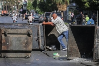 لبنان «يُضرب ويُغلق» الشوارع احتجاجا على تردي الأوضاع