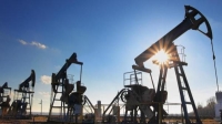 النفط يهبط بفعل قوة الدولار ولكن صورة الطلب «إيجابية»