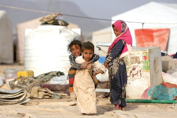 
14 ألف جريمة وانتهاك ارتكبتها ميليشيات الحوثي الانقلابية بحق المدنيين والنازحين في مأرب (رويترز)