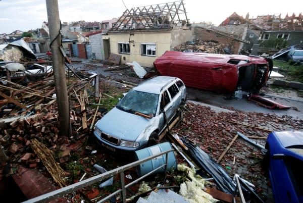 إعصار يقتل 5 أشخاص ويدمر 7 قرى في التشيك
