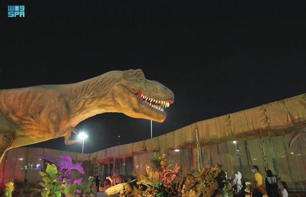 «حديقة الديناصورات».. رحلة فريدة إلى العصور القديمة