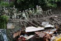البحث عن 80 مفقودا في الانهيارات الأرضية باليابان