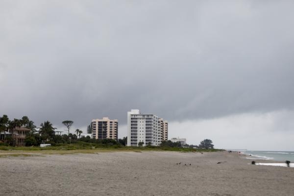 «إلسا» تقترب من سواحل فلوريدا وتتحول إلى إعصار