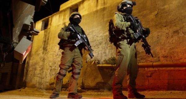 الاحتلال يعتقل فلسطينيين من نابلس