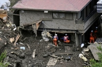 اليابان.. أجواء مرعبة وتحذيرات من فيضانات وانهيارات أرضية