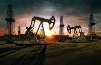 تباين أداء النفط في ظل انخفاض المخزونات الأمريكية